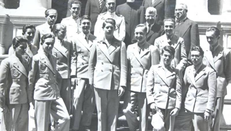 La sfârșitul clasei a IV-a, 1936, elevii palatini și profesorii lor, cu viitorul Rege Mihai I în centru
