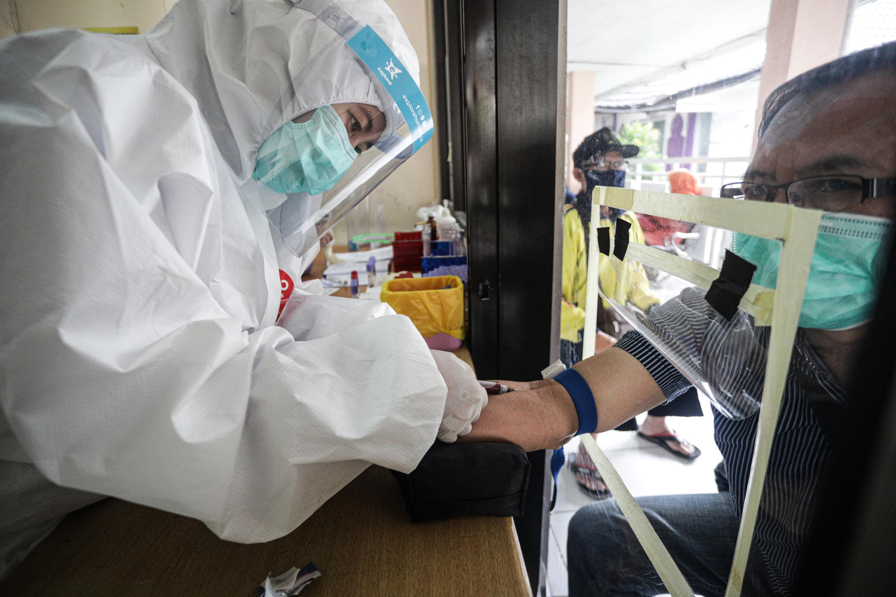 Teorie explozivă legată de COVID-19. Cum a apărut, de fapt, virusul, &bdquo;optimizat din prima zi pentru om&rdquo;