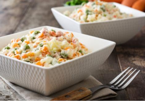 Salată de legume cu maioneză și iaurt. O variantă mai lejeră a clasicei salate de boeuf