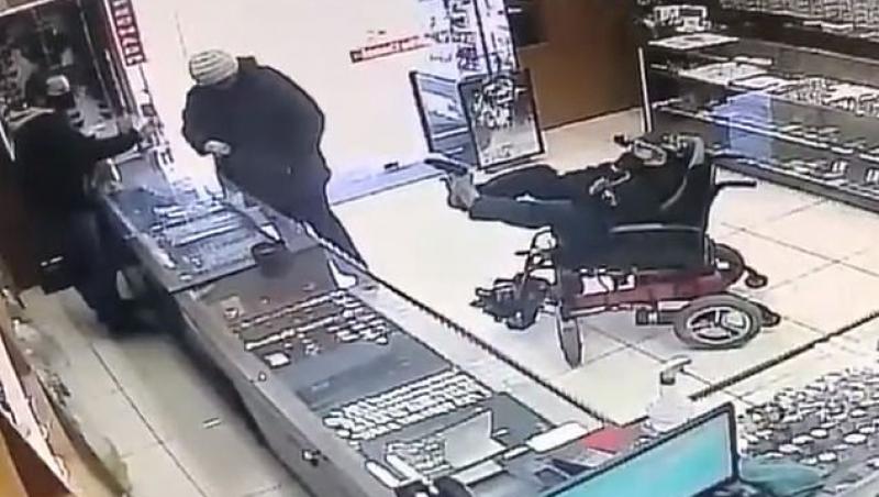 Momentul în care un adolescent paralizat încearcă să jefuiască un magazin, filmat! „Ținea pistolul cu picioarele. Am crezut că cerșea”
