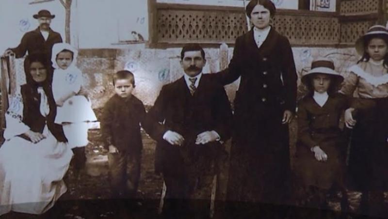 Dumitru Comănescu, românul care a devenit cel mai bătrân bărbat din lume, în copilărie, alături de familia lui.
