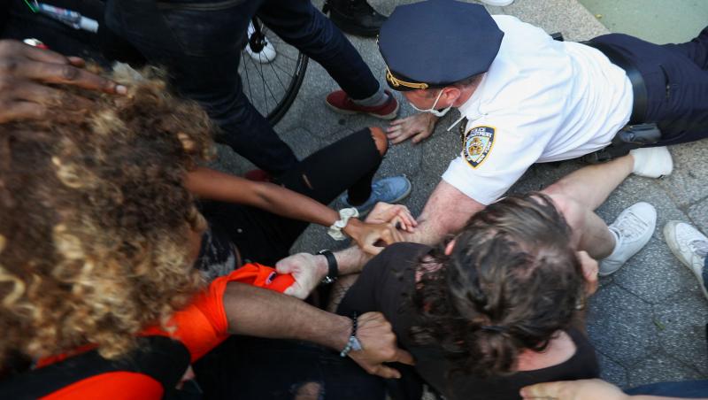 FOTO | Jurnaliștii CNN arestați în direct de poliția din Minnesota. Relatau protestele oamenilor  izbucnite în urma uciderii unui afro-american de către un polițist alb. L-a apăsat cu genunghiul pe gât până a murit