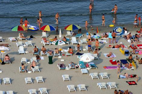 Românii nu pot să intre pe plajă, dacă nu dau bani pe șezlong. Orban: Vom lua măsuri în acest sens