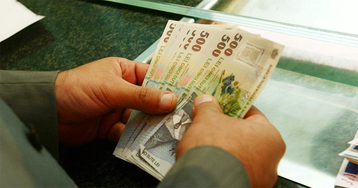 Veste excelentă pentru românii care au credite în lei la bănci. Rate mai mici în lunile următoare