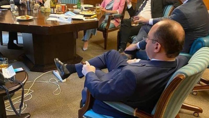 Fotografie virală cu premierul Orban şi mai mulţi miniştri care beau, fumează şi mănâncă într-un birou al Guvernului. Nimeni nu poartă mască!