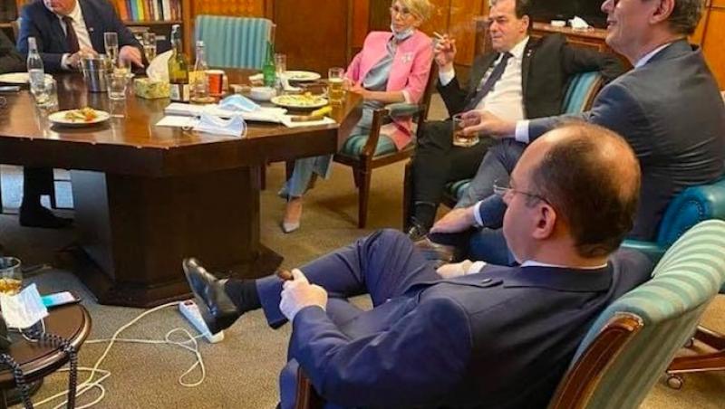 Fotografie virală cu premierul şi mai mulţi miniştri care beau, fumează şi mănâncă într-un birou al Guvernului