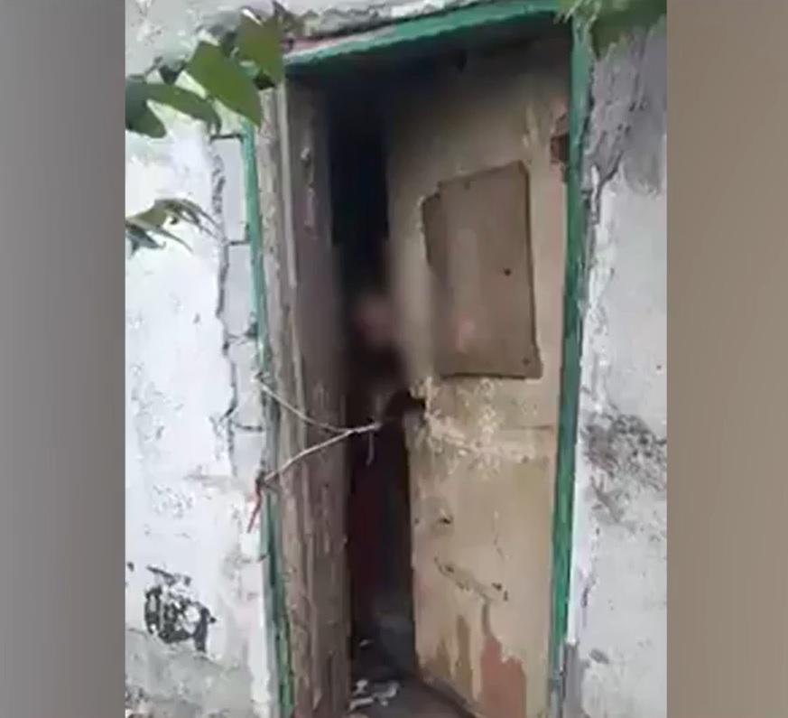 Are 24 de ani, vorbește prin sunete și se sperie de oameni. T&acirc;nără din Constanța, sechestrată de mamă &icirc;n condiții inumane