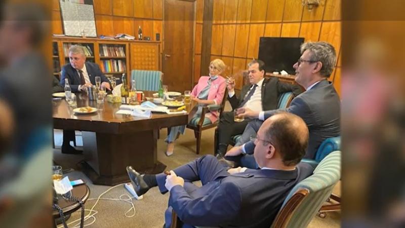 Poza apărută vineri cu premierul Ludovic Orban