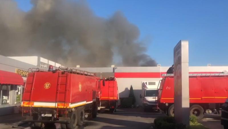 Incendiu puternic la două hale de pe Bulevardul Metalurgiei din București