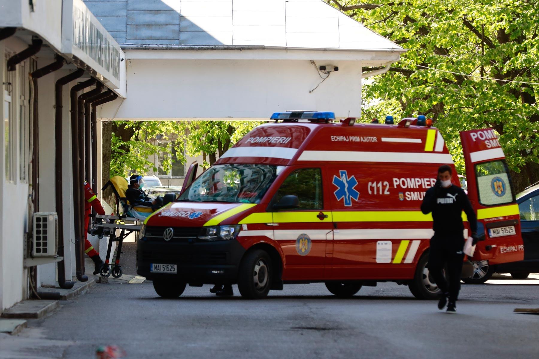 Buzău: 12 pacienţi infectaţi cu coronavirus din cartierul Poştă, plasat &icirc;n carantină, transportaţi la Spitalul Municipal R&acirc;mnicu Sărat; opt dintre ei prezintă febră, tuse seacă şi vărsături