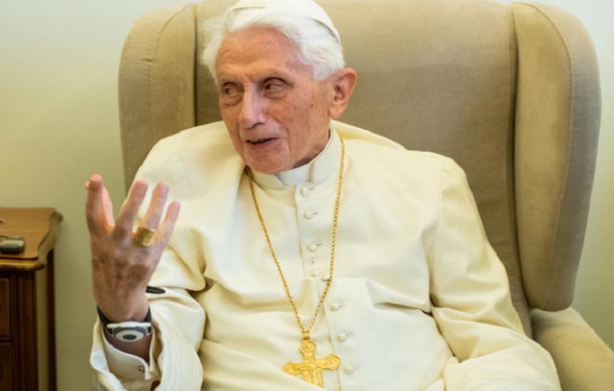 Benedict al XVI-lea se pl&acirc;nge de faptul că se vrea să fie redus la tăcere şi atacă din nou căsătoria &icirc;ntre persoane de acelaşi sex &icirc;ntr-o carte biografie autorizată, publicată &icirc;n Germania