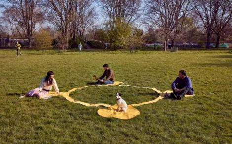 Cum o să ieşi la iarbă verde după izolare: Pătura de picnic pentru distanţare socială