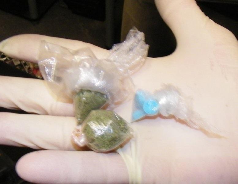 Un bărbat a fost prins &icirc;n timp ce &icirc;ncerca să v&acirc;ndă marijuana &icirc;ntr-un centru de carantină din Hunedoara. Cum s-a dat de gol &icirc;n fața oamenilor legii