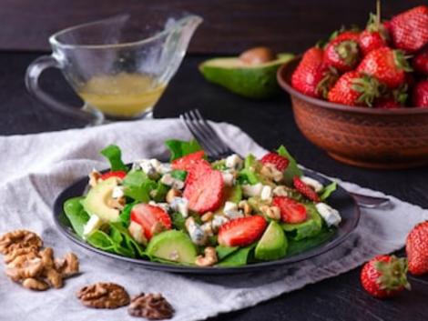 Trei rețete simple de salată cu căpșuni pentru porția zilnică de gust bun și vitamine