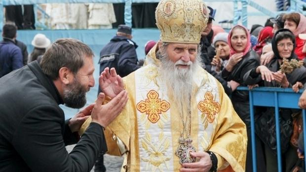 Medicii fac eforturi pentru a-l salva de la moarte pe &Icirc;PS Pimen. Arhiepiscopul Sucevei şi Rădăuţilor a primit trei doze de plasmă de la pacienți vindecați de COVID-19