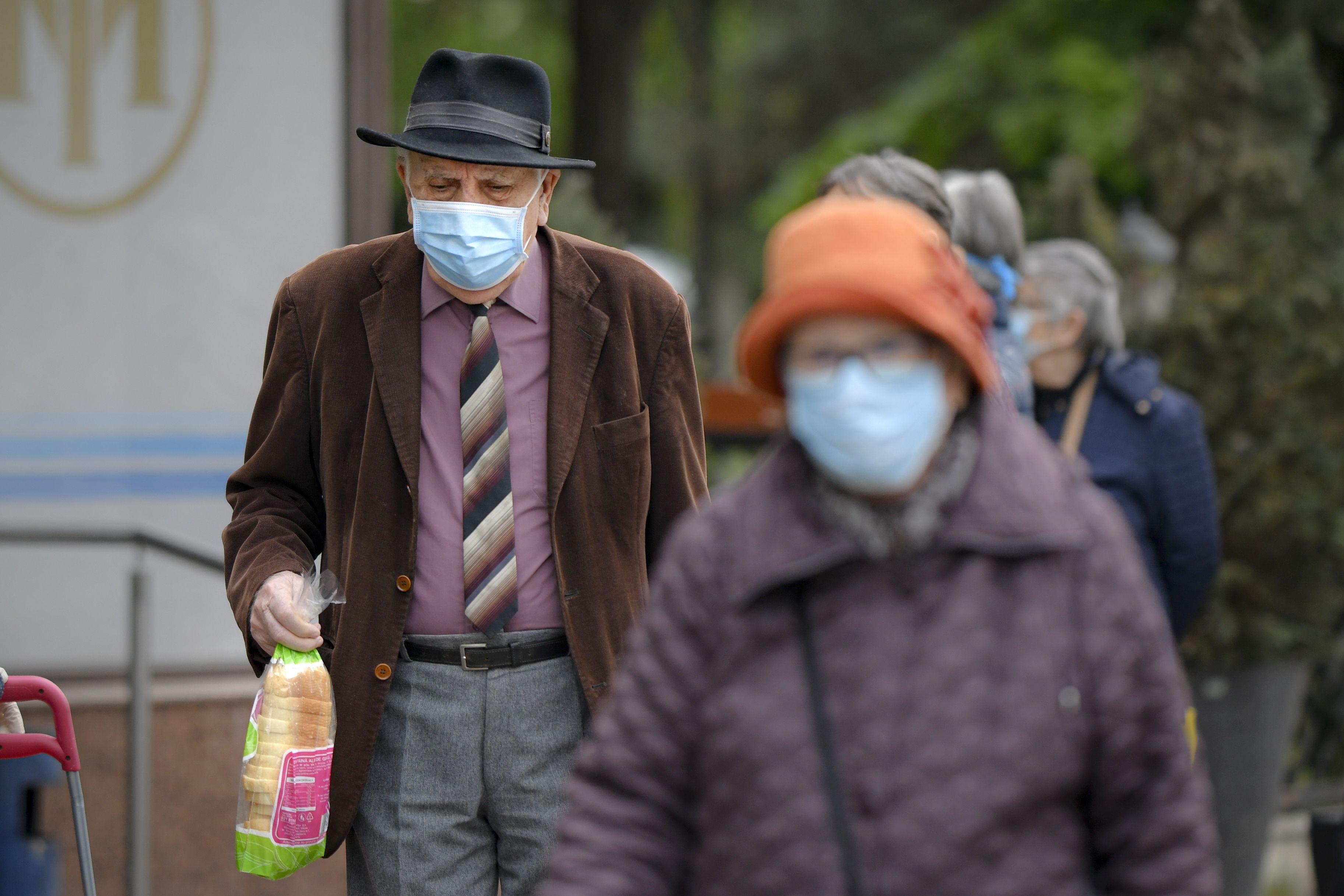 Orașul din Rom&acirc;nia unde autoritățile distribuie deja gratuit măști de protecție &icirc;mpotriva Covid-19