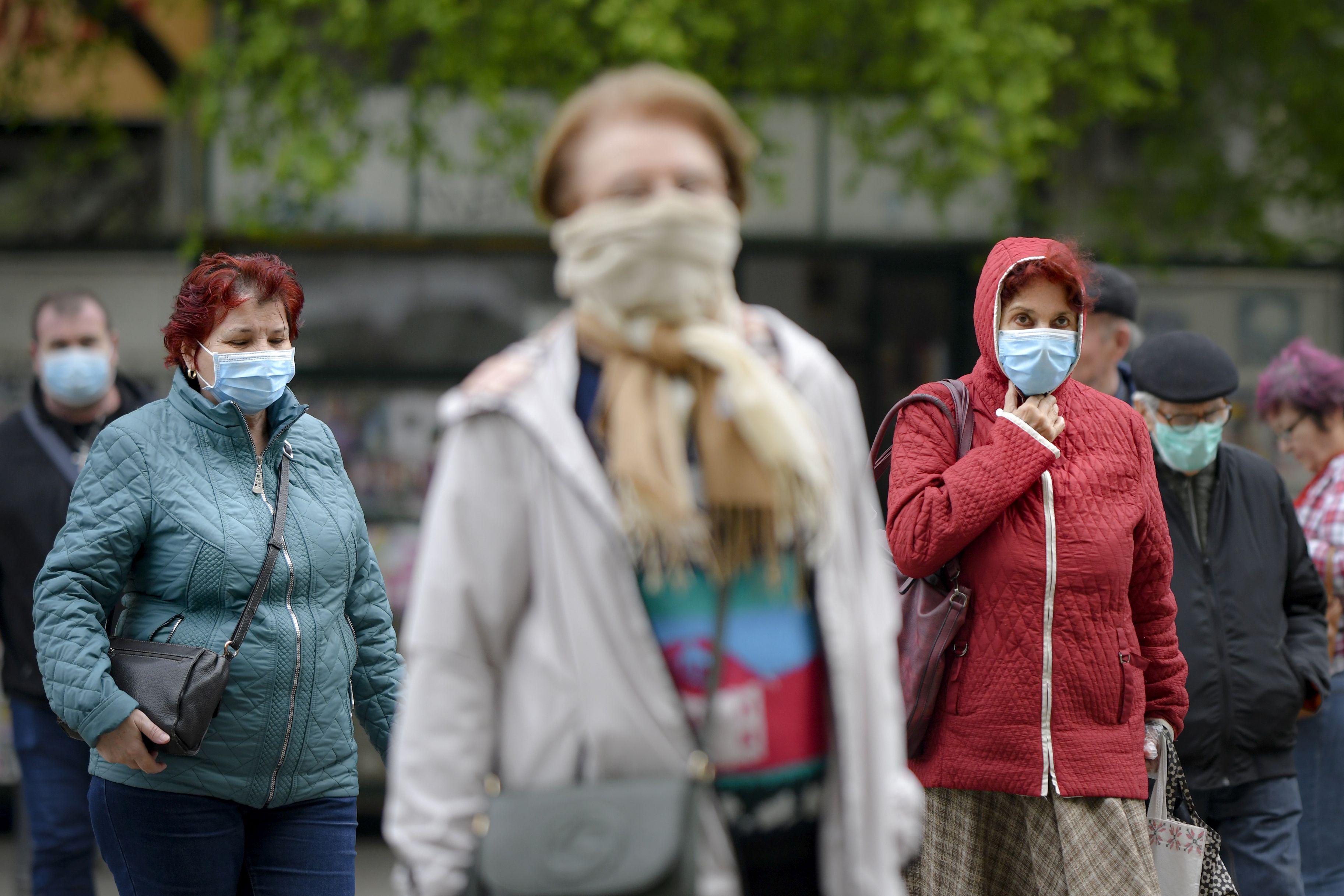 Date &icirc;ngrijorătoare &icirc;nainte de relaxare! A scăzut alarmant v&acirc;rsta medie a persoanelor infectate, &icirc;n ultima săptăm&acirc;nă