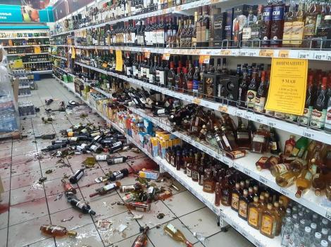 Supermarket inundat cu alcool, după ce un angajat a distrus rafturile! Bărbatul din Rusia aflase că va fi concendiat | Galerie foto