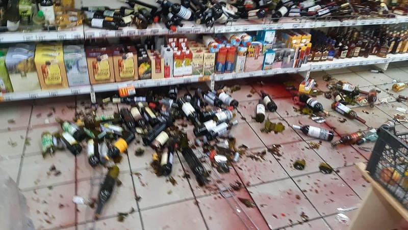 Supermarket inundat cu alcool, după ce un angajat a distrus rafturile! Bărbatul din Rusia aflase că va fi concendiat | Galerie foto