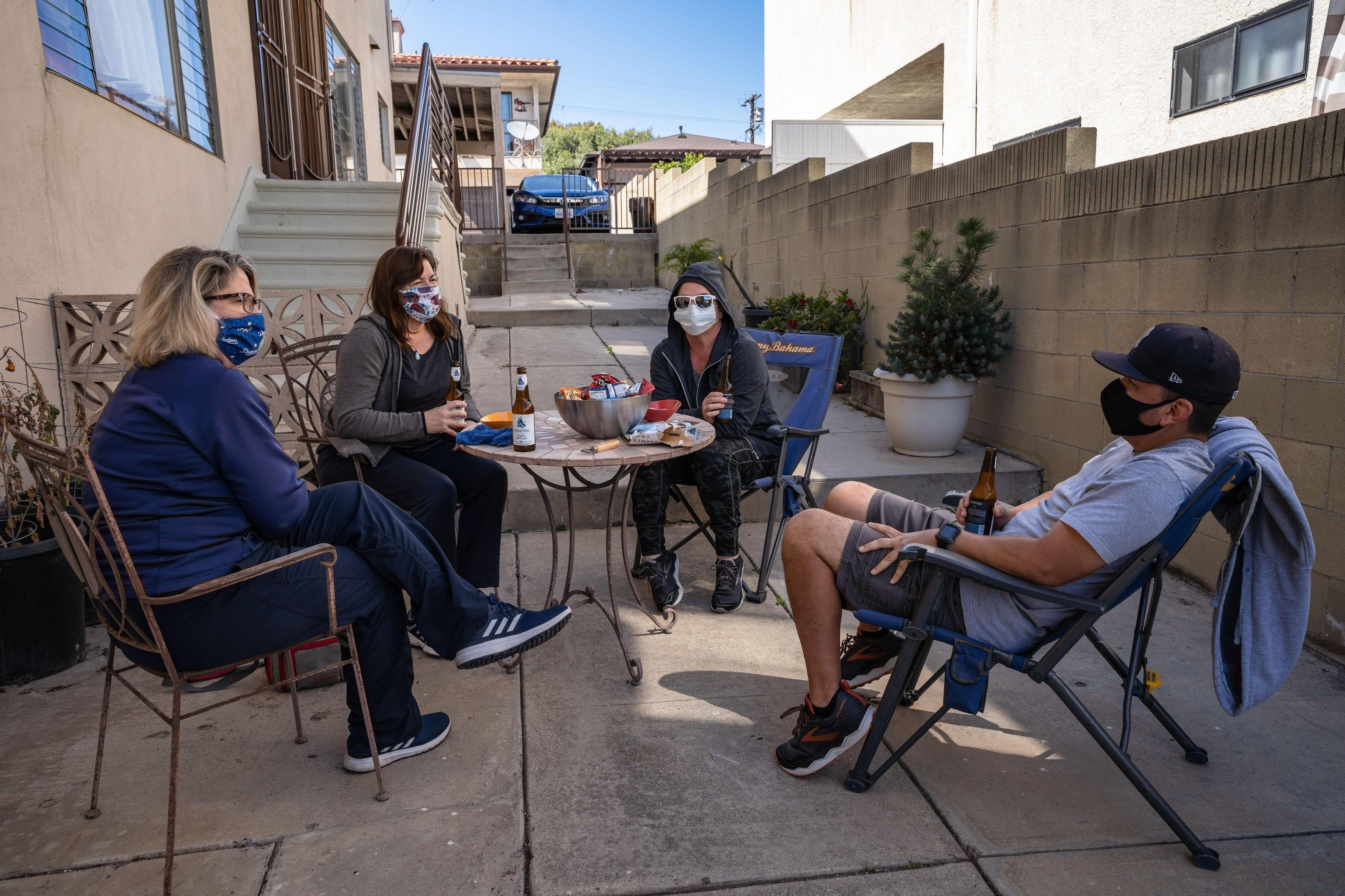 Mii de oameni s-au infectat INTENȚIONAT cu noul coronavirus, dintr-un motiv absurd: &bdquo;Participă la petreceri COVID. Vor să se &icirc;mbolnăvească&rdquo;