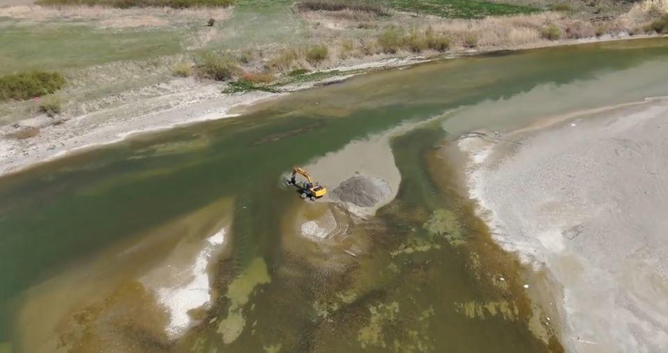 Bacău: O firmă a fost amendată cu 50.000 de lei de Garda de Mediu pentru activităţi de exploatare &icirc;n albia r&acirc;ului Siret, &icirc;n perioada c&acirc;nd are loc reproducerea speciilor de peşti protejate