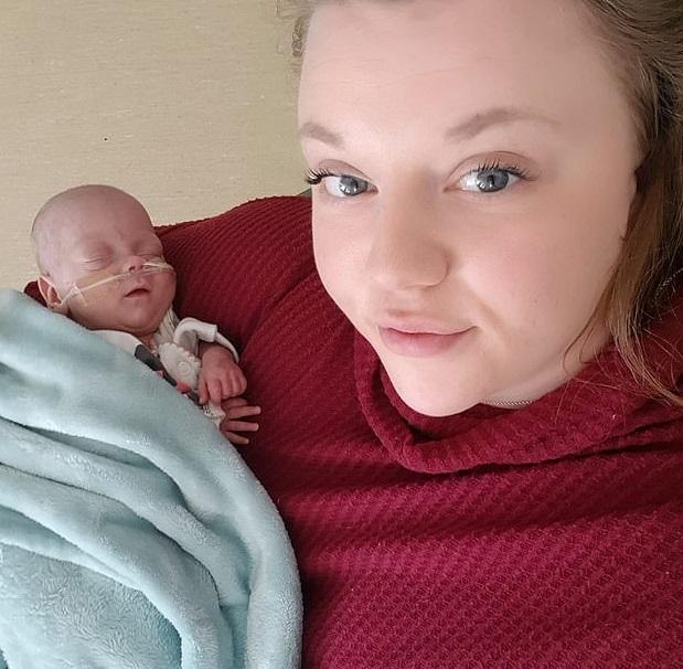 S-a agățat de viață cu toate puterile și i-a uimit pe medici! Un bebeluș născut la 22 de săptăm&acirc;ni, care era mic c&acirc;t o pungă de zahăr, a supraviețuit: &rdquo;E un miracol!&rdquo;