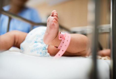 Un bebeluș de șase săptămâni, cea mai tânără victimă a coronavirusului. Alte 22 de persoane care nu sufereau de alte boli au fost răpuse 