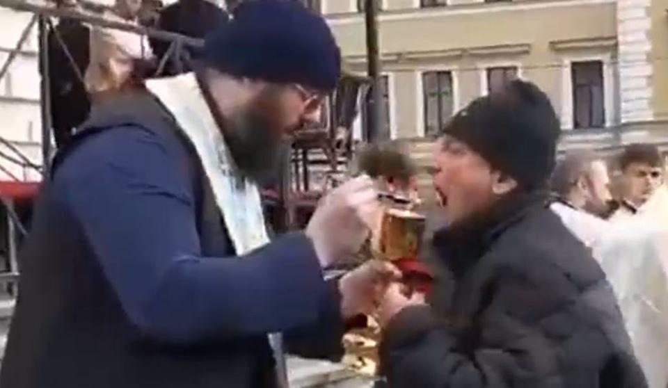 Patriarhia Rom&acirc;nă nu acceptă folosirea linguriței de unică folosință la &icirc;mpărtășanie! "Problema aparține exclusiv Bisericii "