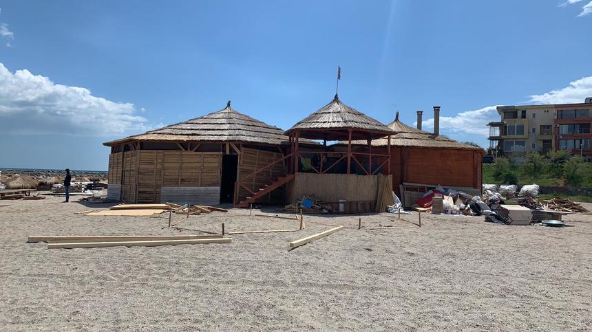 Patru operatori, obligaţi să dezafecteze construcţiile ilegale de pe plaja din Constanţa