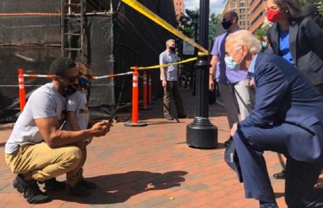 Joe Biden îngenuchiază la o manifestaţie împotriva rasismului după moartea lui George Floyd