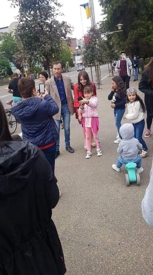 Vulpița și Viorel, cadou pentru &rdquo;prichindel&rdquo;. Copiii i-au asaltat pentru poze de 1 iunie! Imagine viral de Ziua Copilului
