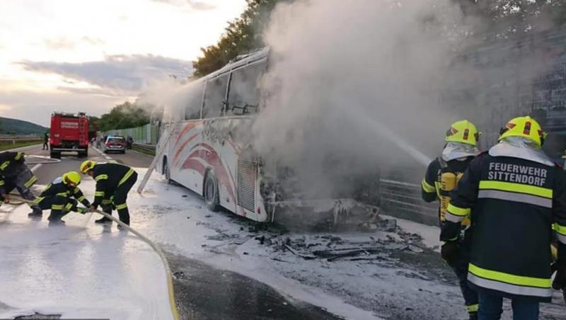Autocar cu români, în flăcări pe o autostradă din Austria