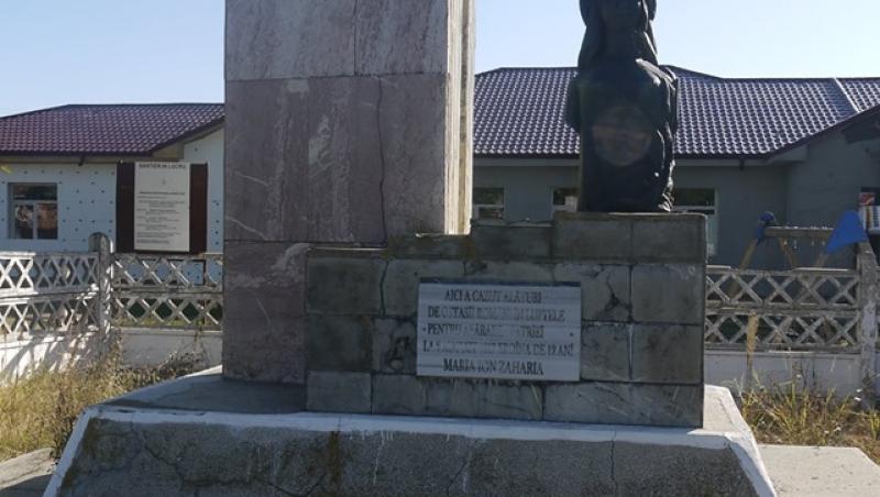 Monumentul Măriucăi Zaharia a fost ridicat în 1977, la împlinirea a 60 de ani de la Bătălia de la Mărășești. Este opera Zoiei Băicoianu. Așa arăta în vara lui 2019, plin de buruieni