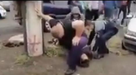 Cazul George Floyd, în România! Un polițist a fost filmat cu genunchiul pe gâtul unui bărbat. Ce s-a întâmplat, după apariția imaginilor șocante - VIDEO