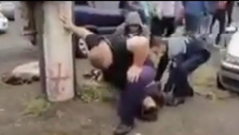 Cazul George Floyd, în România! Un polițist a fost filmat cu genunchiul pe gâtul unui bărbat. Anchetă uriașă, după apariția imaginilor șocante - VIDEO