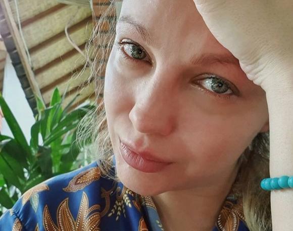 Clipe grele pentru Lora, artista este &icirc;n lacrimi! După trei luni de izolare, c&acirc;ntăreața este forţată să răm&acirc;nă &icirc;n Bali: "Nu ni se dau banii, nu mai pot!"