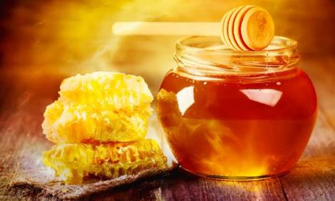 Ce se întâmplă cu românii care produc sau vând miere cu adaosuri de zahăr. Atenție, sancțiunile sunt drastice!