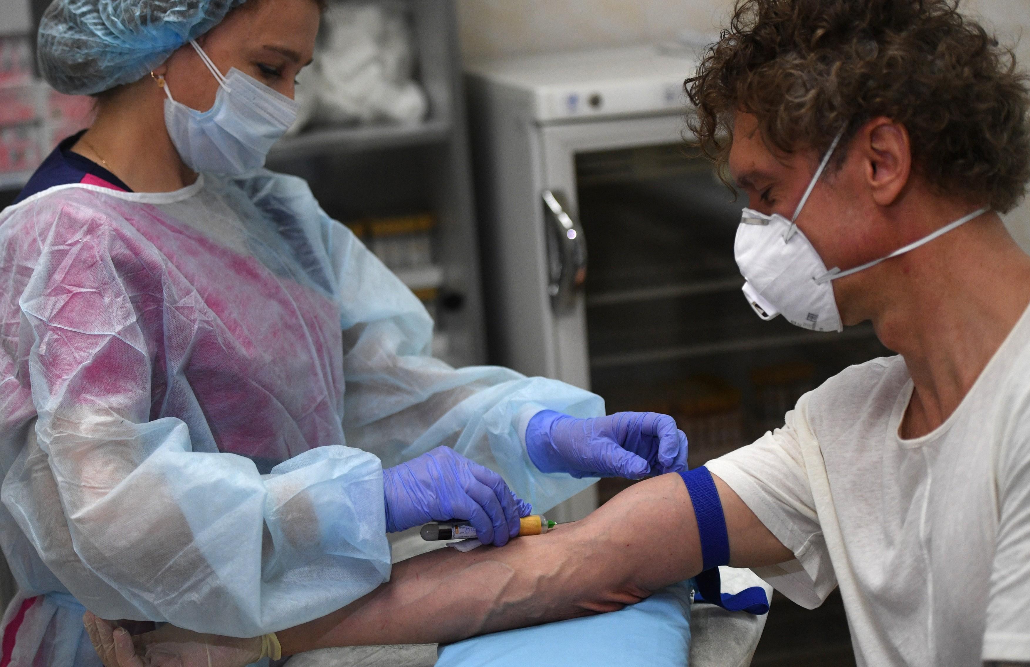 Ce s-a descoperit &icirc;n s&acirc;ngele unui pacient vindecat de COVID-19: &bdquo;Nu &icirc;nțeleg de ce s-a &icirc;nt&acirc;mplat asta. Am fost infectat &icirc;n martie&rdquo;