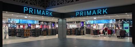 Cozi lungi s-au format luni la magazinele din Anglia, care s-au redeschis după mai mult de 80 de zile, cel mai mare interes fiind pentru retailerul cu discount Primark