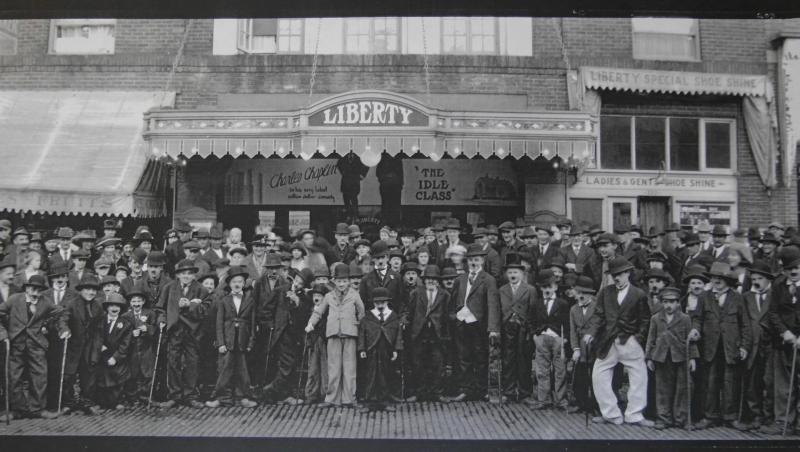 În 1921, la ”Liberty Theatre” din Bellingham, Washington, Statele Unite, are loc unul dintre cele mai mari concursuri din istorie pentru imitatorii lui Charlie Chaplin. La noi se fonda Partidul Comunist Român