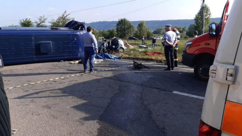 Primele imagini de la accidentul cu doi morți și 11 răniți din Vrancea. Șoferul ar fi adormit la volan