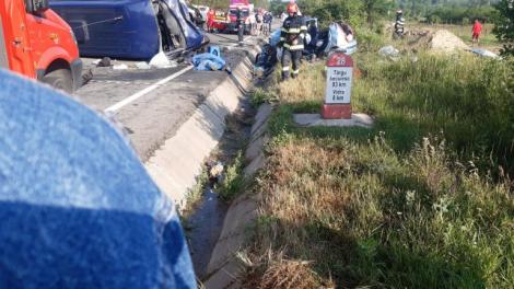 Primele imagini de la accidentul cu doi morți și 11 răniți din Vrancea. Șoferul ar fi adormit la volan