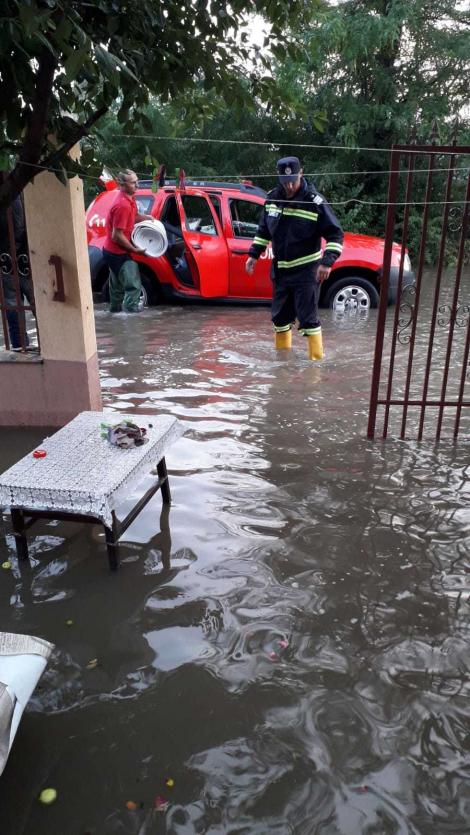 Peste o sută de gospodării din Ialomiţa, afectate în urma unei ploi torenţiale/ Pompierii au scos apa şi din mai multe instituţii publice