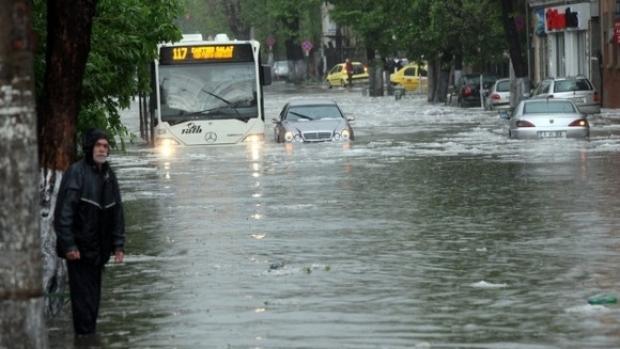Ploi torențiale &icirc;n Capitală, &icirc;n următoarele zile. ANM a fost emis &icirc;ncă un Cod portocaliu de vreme rea