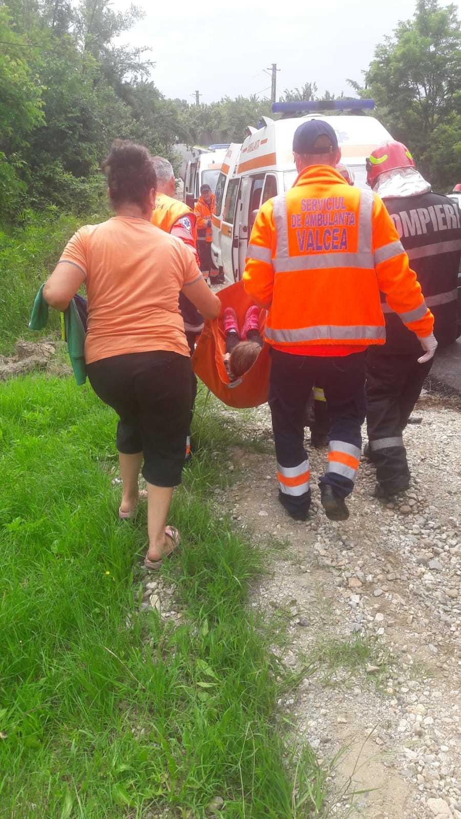 V&acirc;lcea: Trei persoane, rănite după ce o maşină a căzut &icirc;ntr-un lac/ Victimele au ieşit singure din maşină, dar au fost urcate de pompieri pe mal, diferenţa de &icirc;nălţime fiind de cinci metri