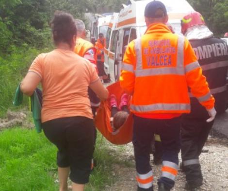 O mașină a căzut într-un lac, în Vâlcea! O fetiță de doar 12 ani a fost salvată în ultima clipă - VIDEO