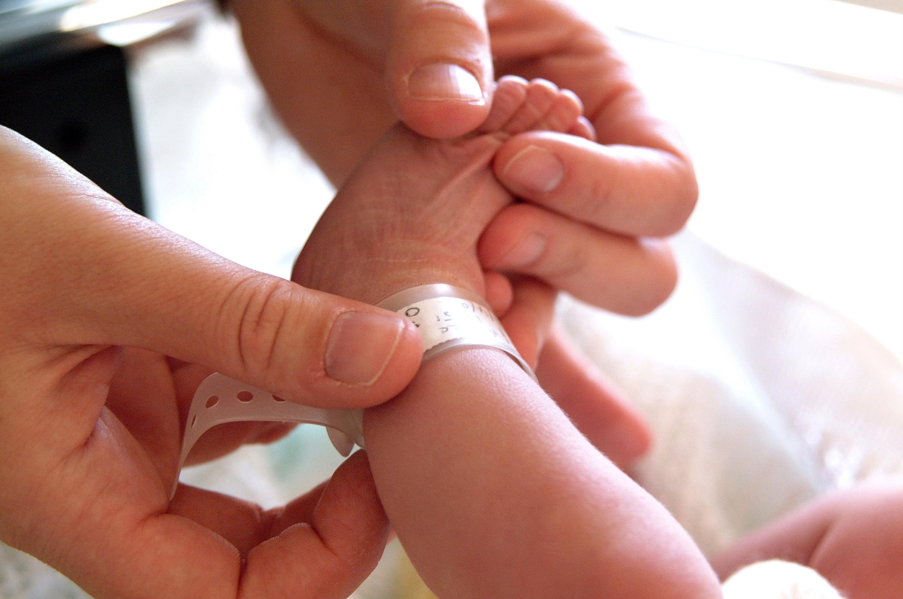 Primul bebeluș născut cu COVID-19! Se poate vorbi despre o nouă tulpină de coronavirus, &icirc;n Rom&acirc;nia? Reacția ministrului Nelu Tătaru