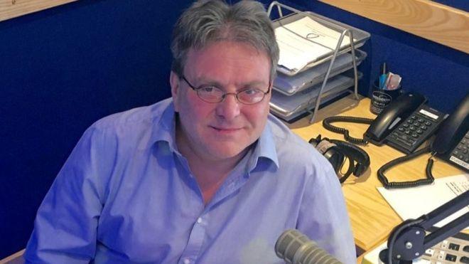 DJ de radio din Marea Britanie, suspendat după remarci &bdquo;rasiste&rdquo; &icirc;n timpul unei dispute cu proprietarul rom&acirc;n al unei firme de taxi