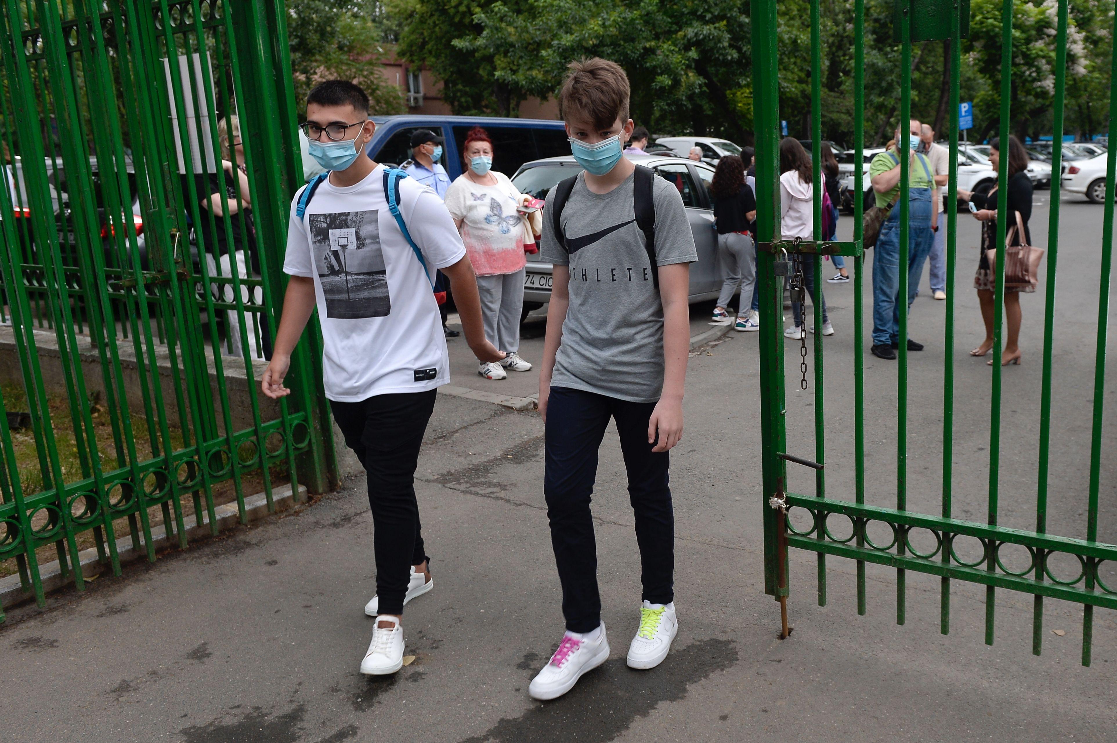 Patru ore pe zi pentru elevi, din 14 septembrie. "Documentul este vechi!" Ministerul Sănătății nu a aprobat niciun set de măsuri pentru noul an școlar