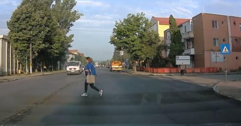 Femeie de 42 de ani, lovită &icirc;n plin de o ambulanță. Momentul halucinant a fost surprins de o cameră de bord&nbsp;